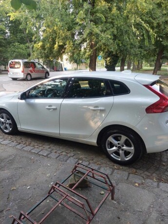 volvo-v40-2014g-big-2